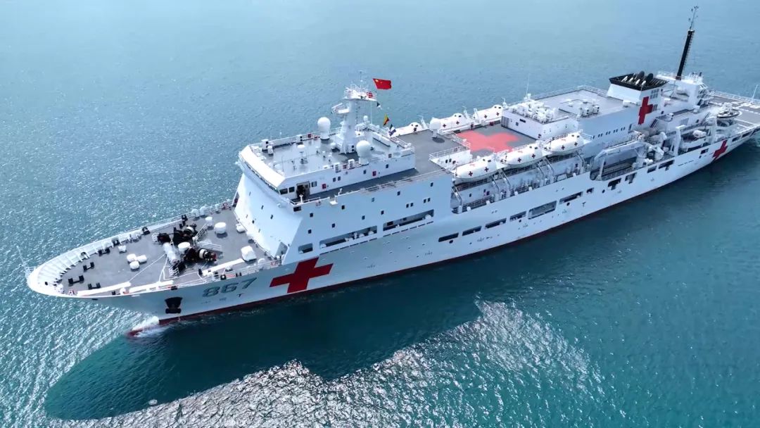 船解缆起航,奔赴西南沙及华南沿海各岛礁,开启入列以来的首次医疗服务