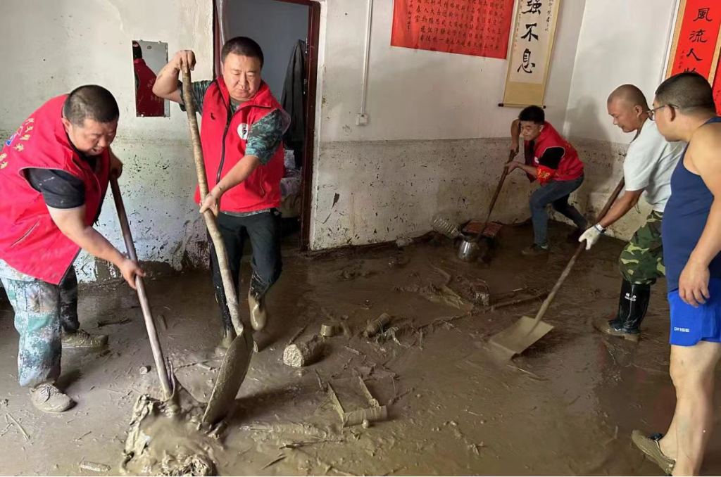 汉中市留坝县境内多条河流河水暴涨,一些地方出现内涝,部分乡镇公路