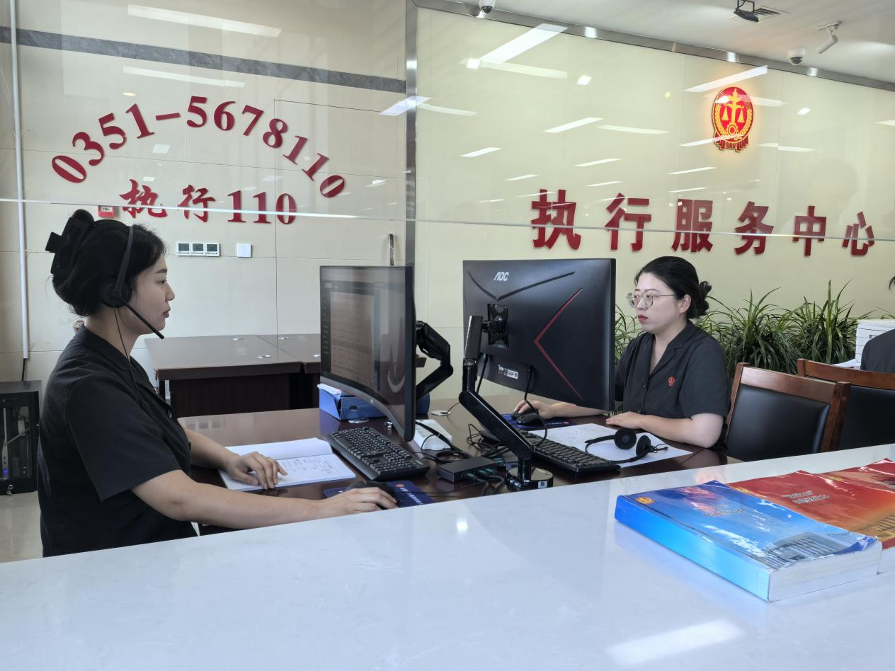 太原中院执行服务中心工作人员正在接听电话。（王莉莉 摄）
