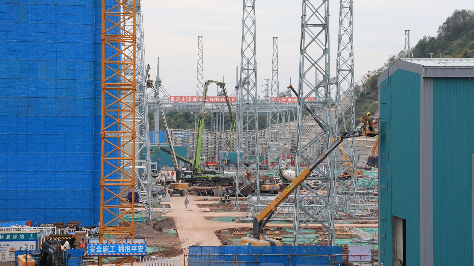 重庆渝北&plusmn;800千伏换流站建设施工现场