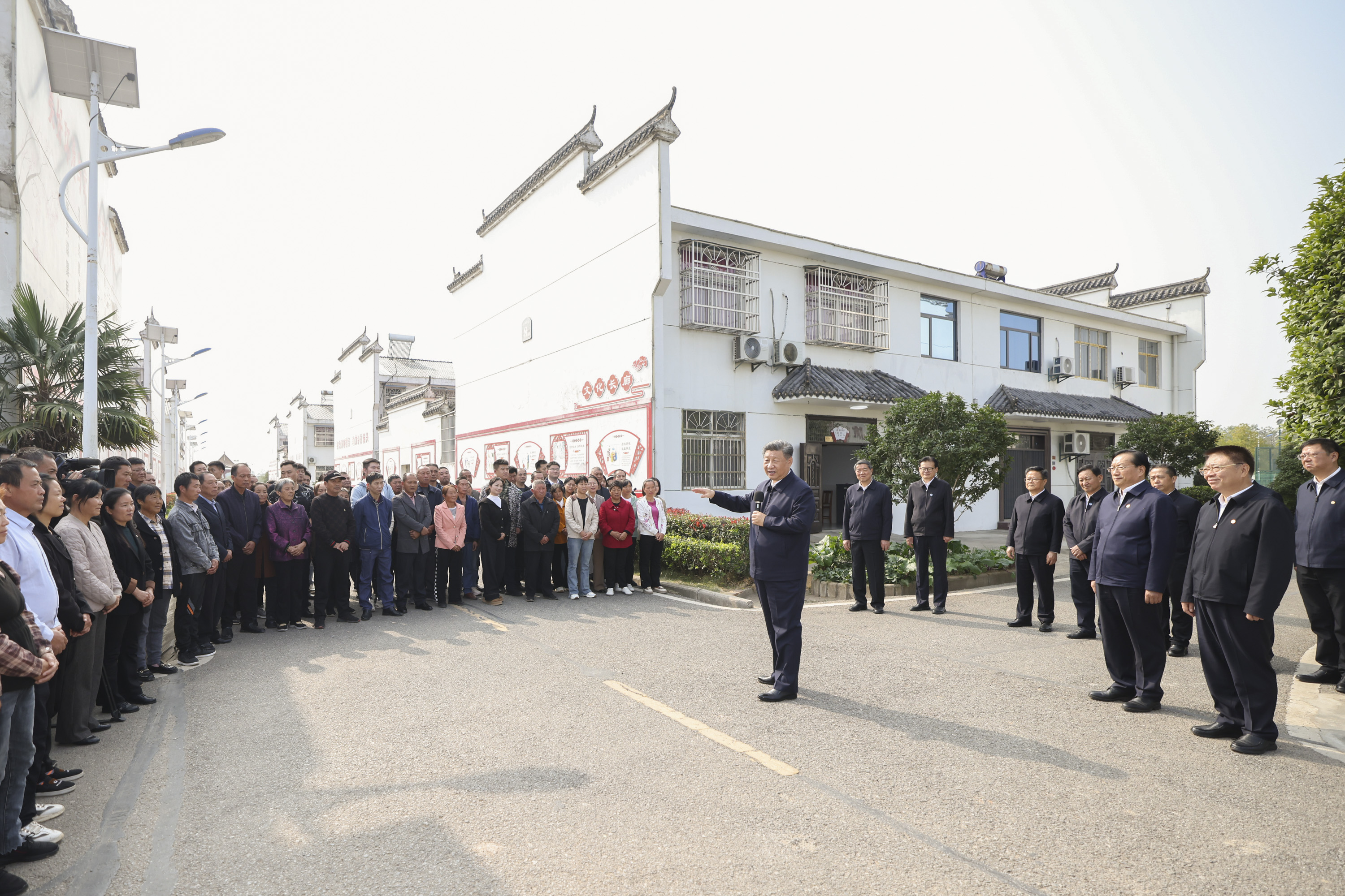 这是5日上午，习近平在咸宁市嘉鱼县潘家湾镇四邑村考察时，同村民们亲切交流。