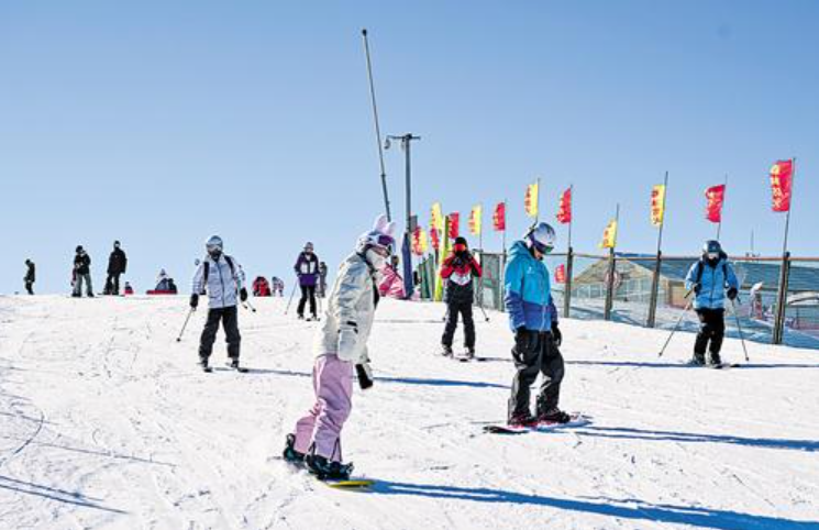 12月15日，滑雪愛好者在張家口市崇禮區萬龍滑雪場滑雪。 河北日報記者 耿輝攝