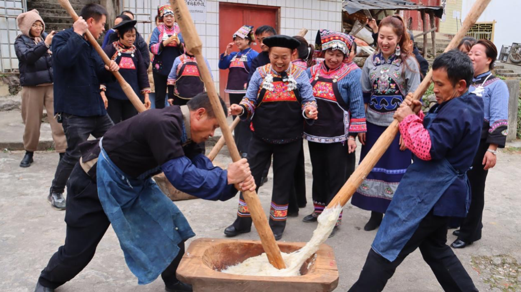 县布依族群众迎来了一年一度的传统民俗节日"小年节",杀年猪,打糍粑