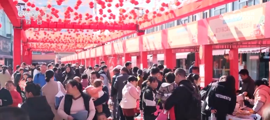 节日市场红红火火，文化味、年味儿……好一幅人间烟火气的“年俗画”