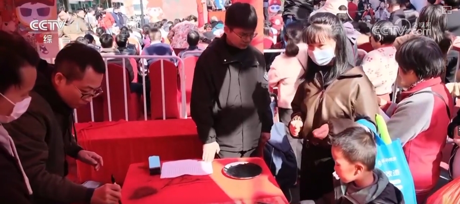 节日市场红红火火，文化味、年味儿……好一幅人间烟火气的“年俗画”