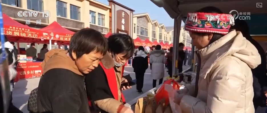 节日市场红红火火，文化味、年味儿……好一幅人间烟火气的“年俗画”