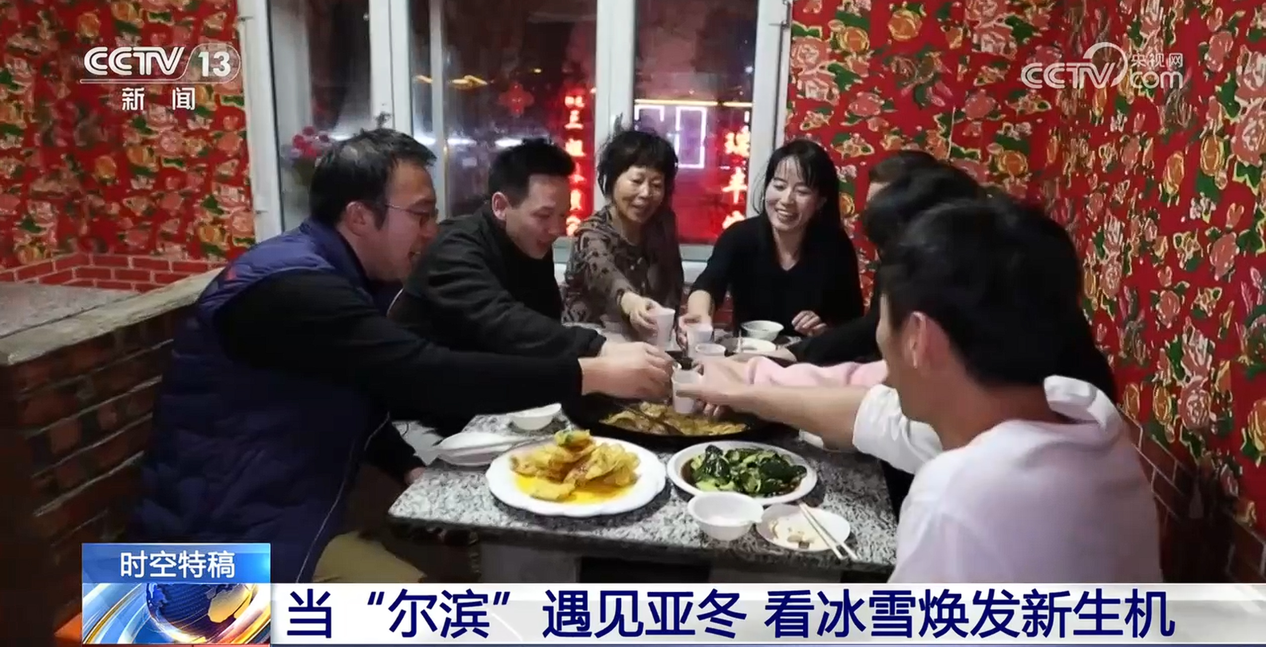 电线杆被折断 泉州交警辅警徒手托举电线2小时
