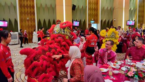 在马来西亚旅游部组织的新春大团拜上，马大醒狮团的舞狮表演广受欢迎。 马大醒狮团 供图