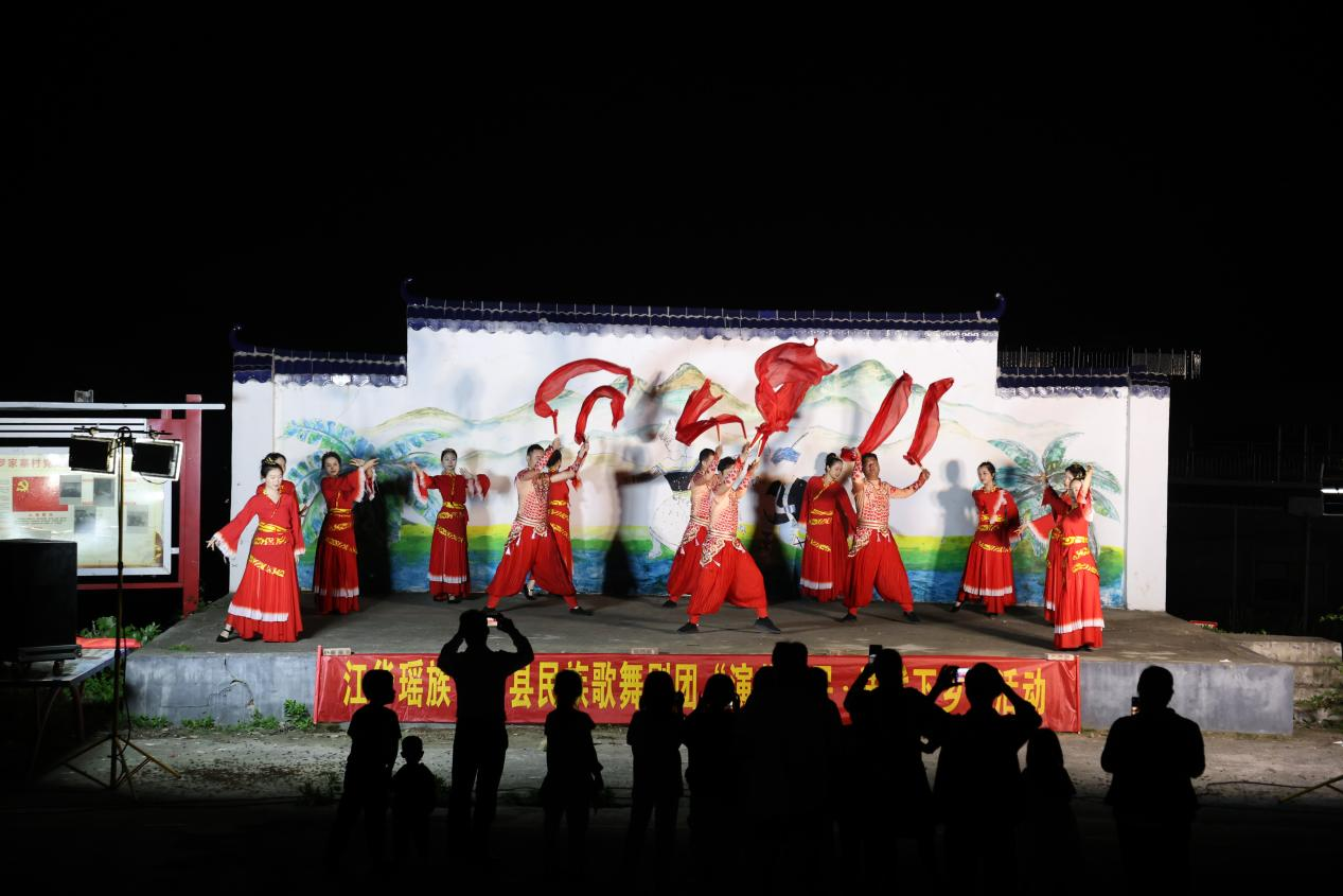 涛圩镇罗家寨村演出现场（蓝玉春/摄）