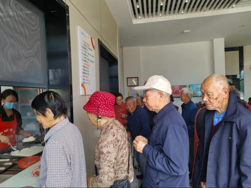 常山县球川镇&ldquo;跨省食堂&rdquo;内老人排队就餐