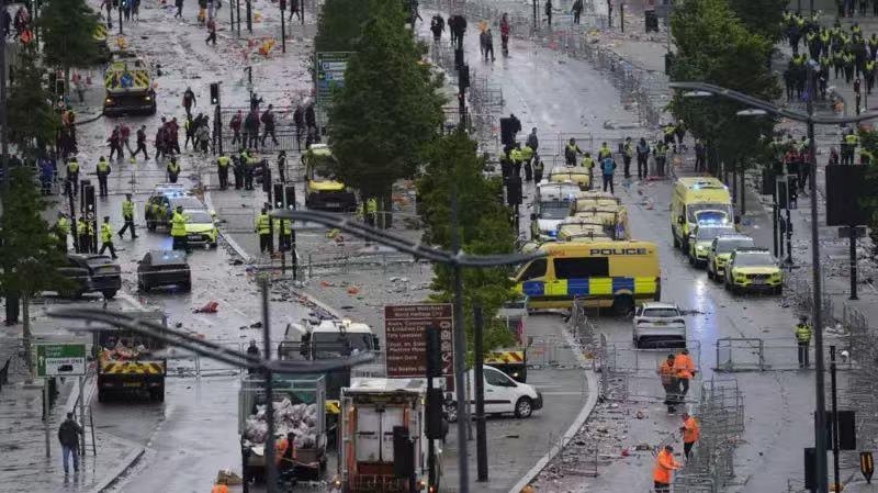 英国利物浦汽车冲撞人群事件已致79人受伤 最小伤者仅9岁  第1张