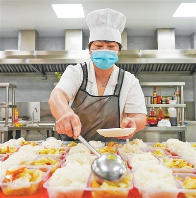 老年食堂 暖意浓浓饭菜香（暖相册）
