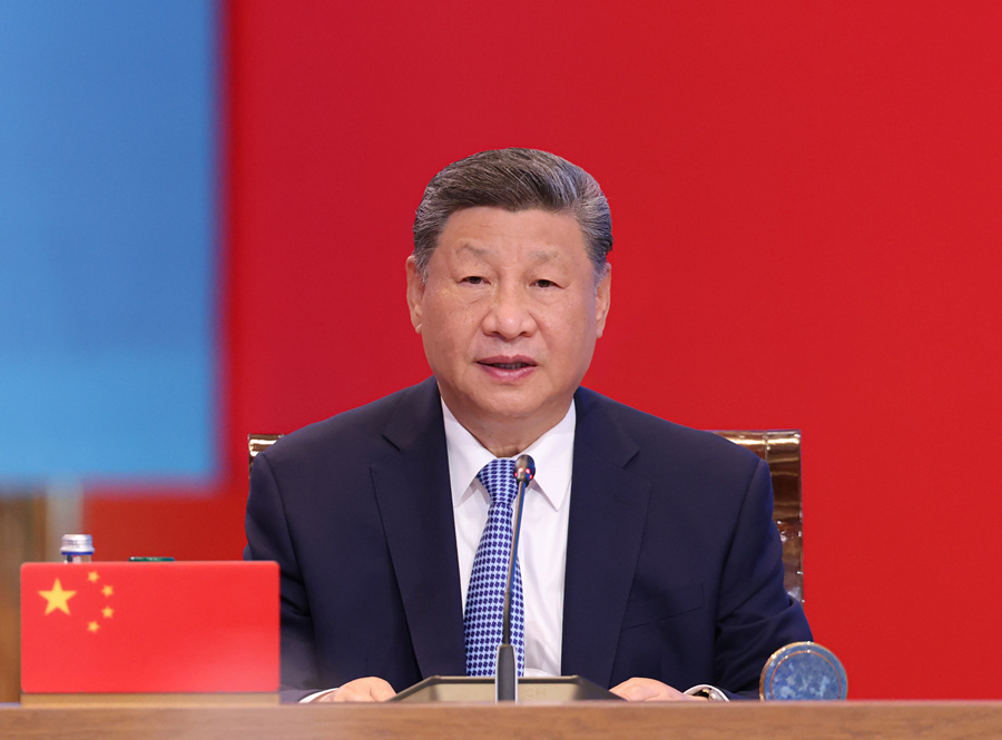 当地时间6月17日下午，第二届中国—中亚峰会在阿斯塔纳独立宫举行。哈萨克斯坦总统托卡耶夫主持会议。中国国家主席习近平、吉尔吉斯斯坦总统扎帕罗夫、塔吉克斯坦总统拉赫蒙、土库曼斯坦总统别尔德穆哈梅多夫、乌兹别克斯坦总统米尔济约耶夫出席。这是习近平发表题为《弘扬“中国—中亚精神”　推动地区合作高质量发展》的主旨发言。