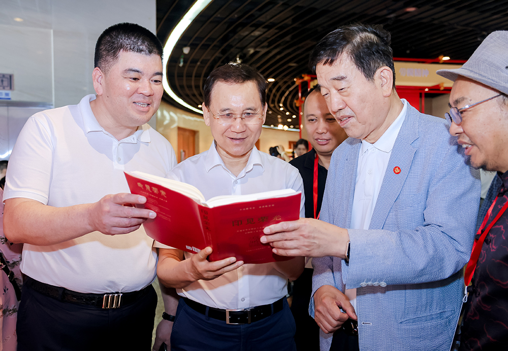 嘉宾参观展览