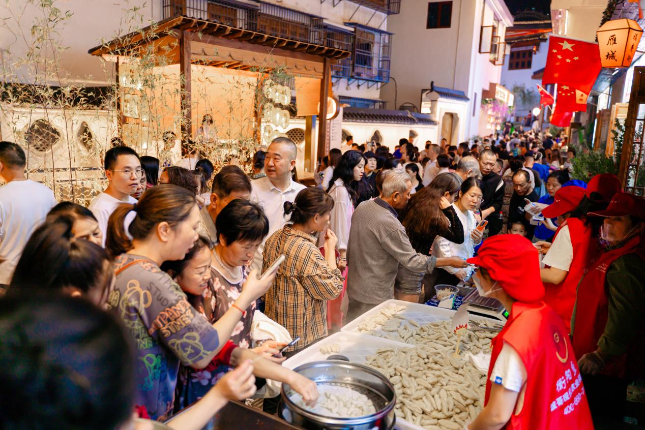 福寿街业态丰富，传统美食店吸引市民游客驻足