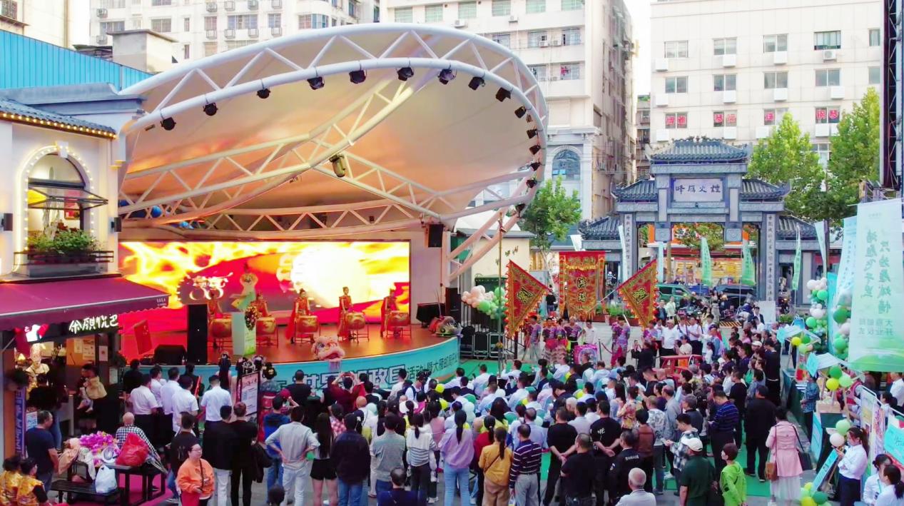 市府路美食文化街区上演惠民演出，人气爆满