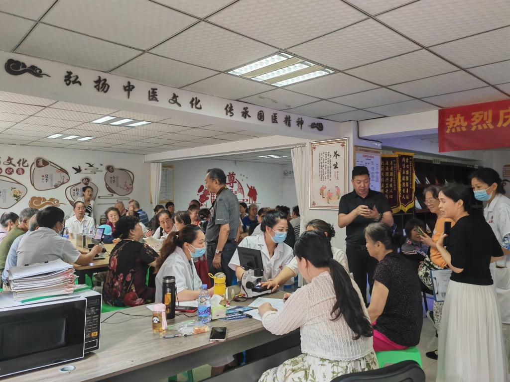 7月8日，重慶市江北區五里店街道渝能陽光社區“享老驛站”內，醫生正在為老年居民們進行中醫義診。（受訪者供圖）