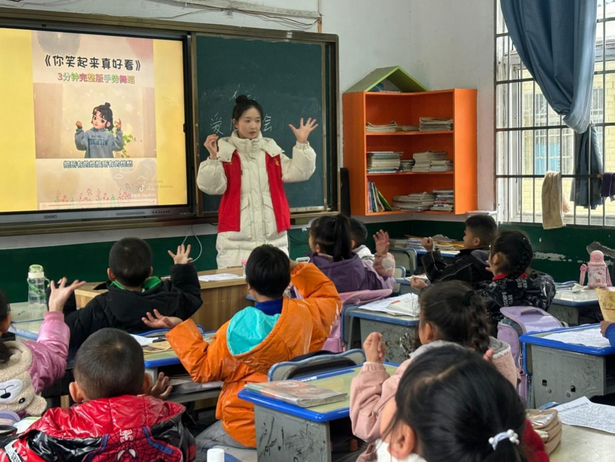 杨丽蓉在坨院小学第十二期支教活动中教小朋友唱歌（杨丽蓉供图）