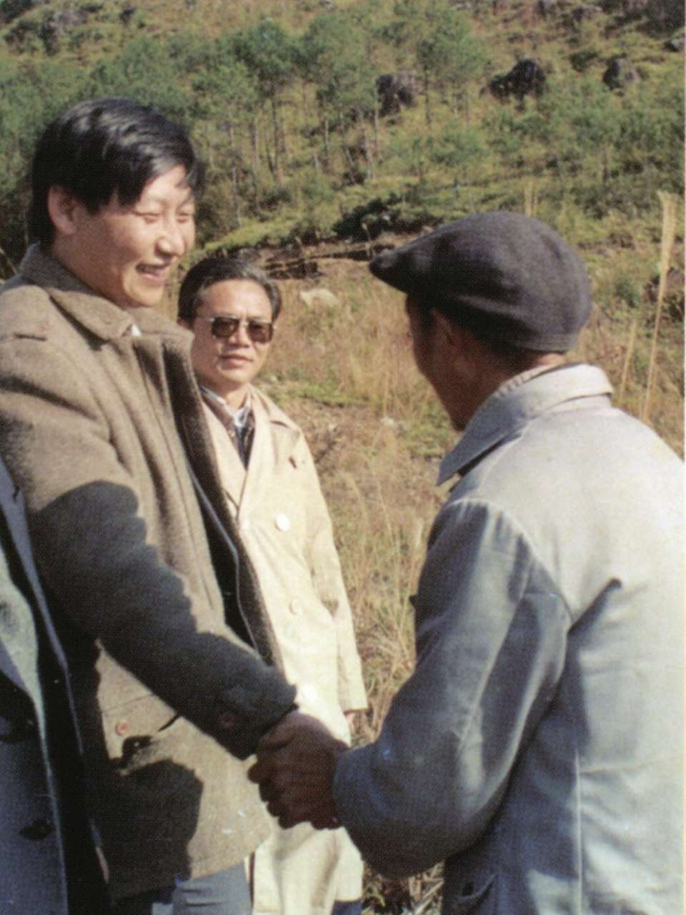 1989年1月,习近平到周宁县走访种林专业户。(图源:《习近平在宁德》)