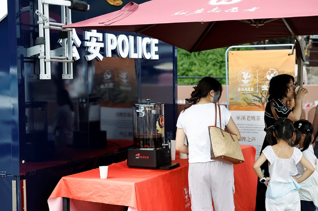 游客饮用红岩派出所提供的&ldquo;巫溪老鹰茶&rdquo;（央视网记者 谢博韬 摄）