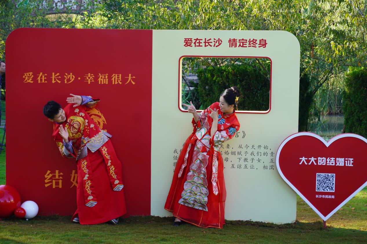 新人在打卡（廖思婕/攝）