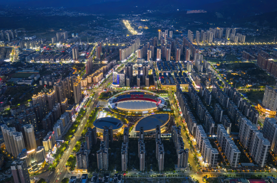 夜色下的市体育中心（杨志东/摄）