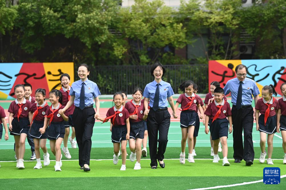   9月1日，重庆检察未成年人保护工作团队代表来到渝北区巴蜀小学给孩子们做普法宣传。