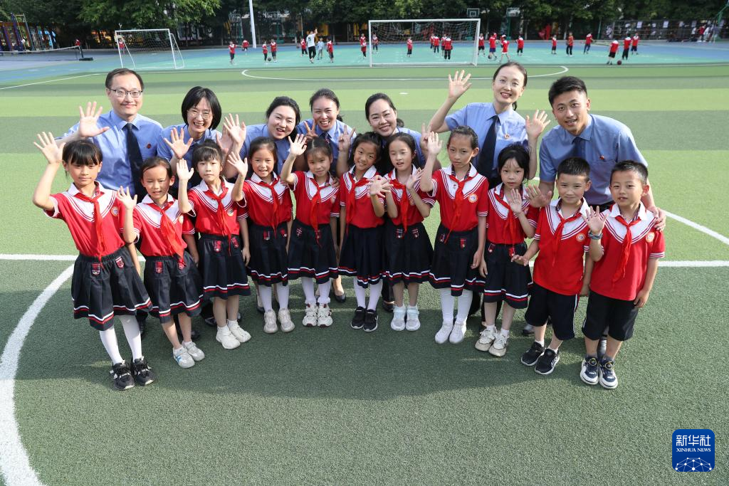   5月26日，重庆检察未成年人保护工作团队代表在北碚区两江名居第一小学开展校园普法活动后与学生合影。