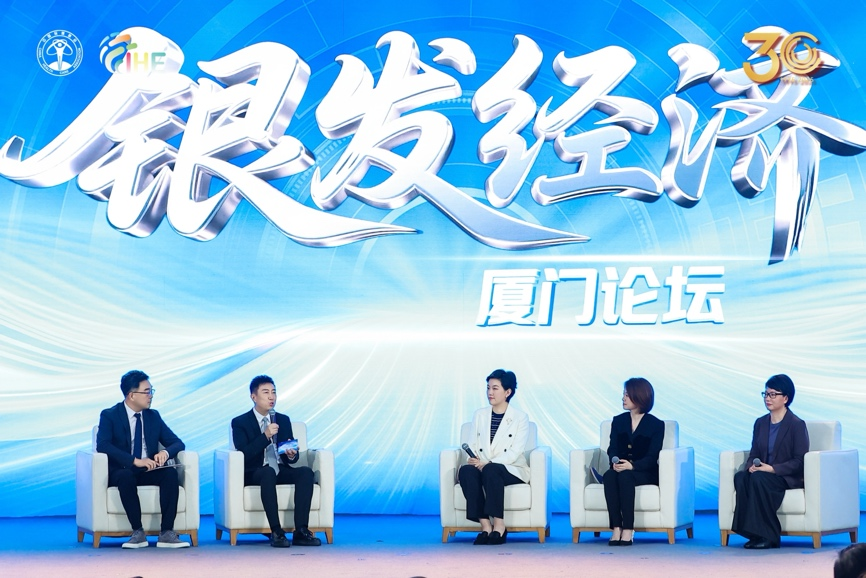 无限极（中国）有限公司副总裁、首席营销官姚宏睿（左三）