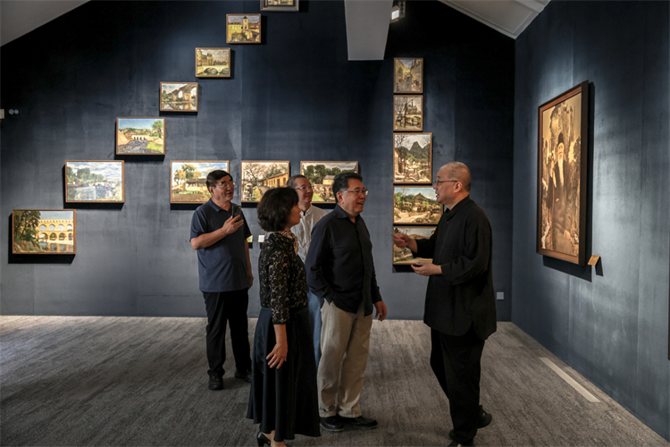 嘉宾参观展览