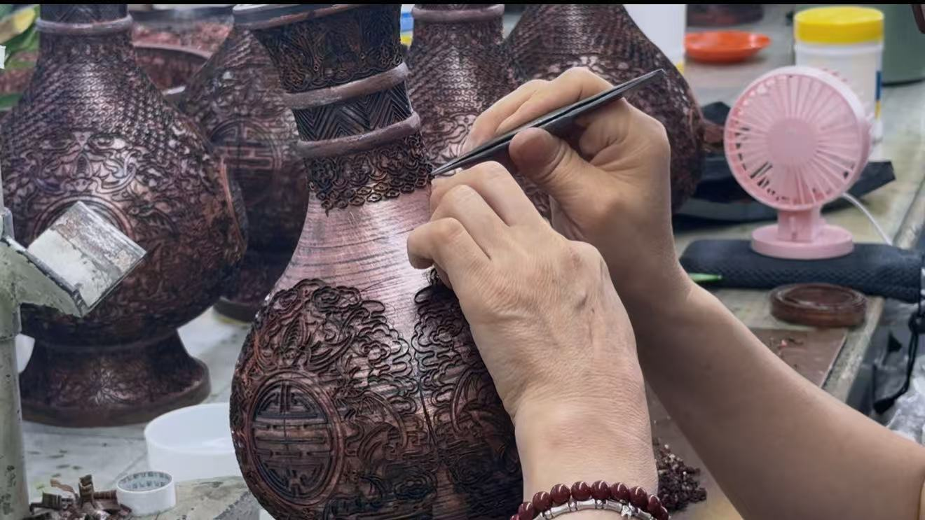 珐紫铜胎体勾勒图案与花纹(央视网记者 弟辰晨/摄)