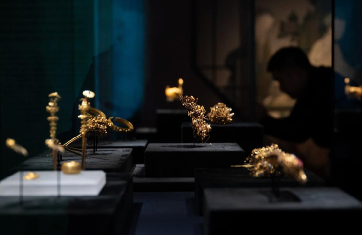 9月23日，参观者在“江流万古——长江流域古代文明瑰宝展”上观看展品