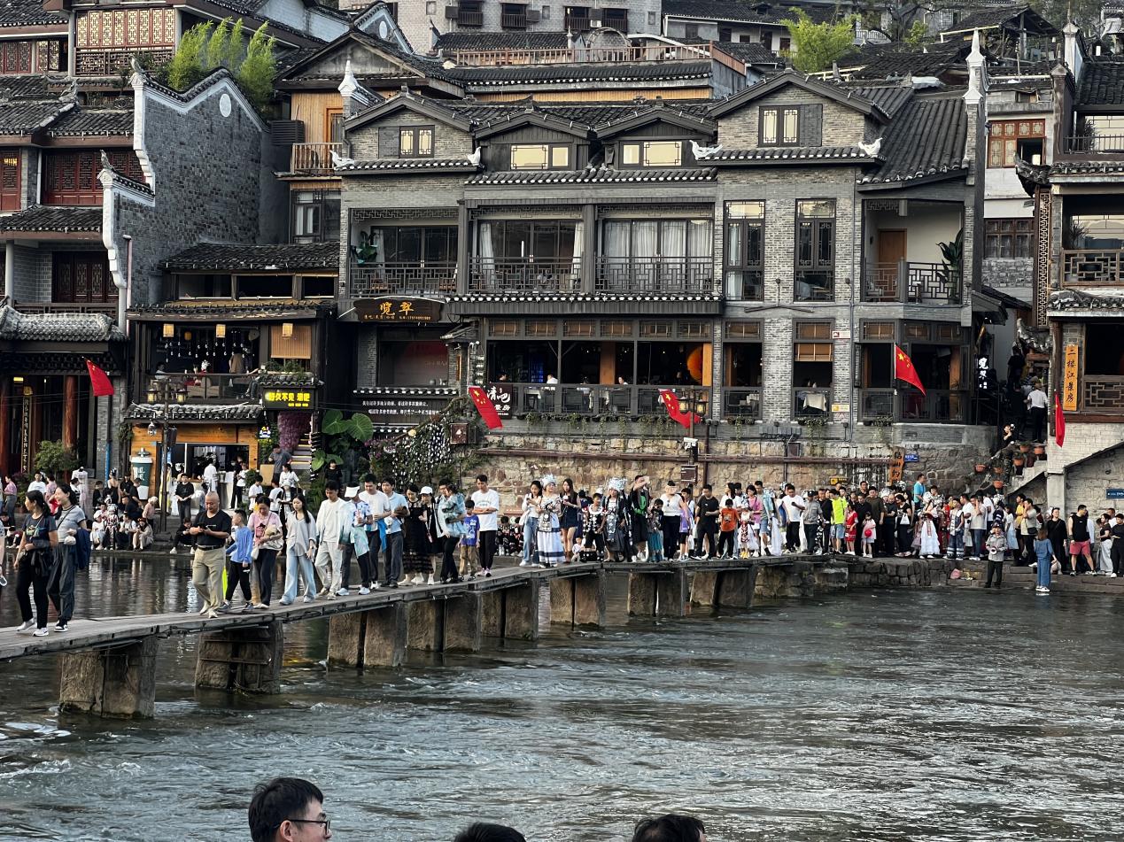 古城里，游客排队游览。