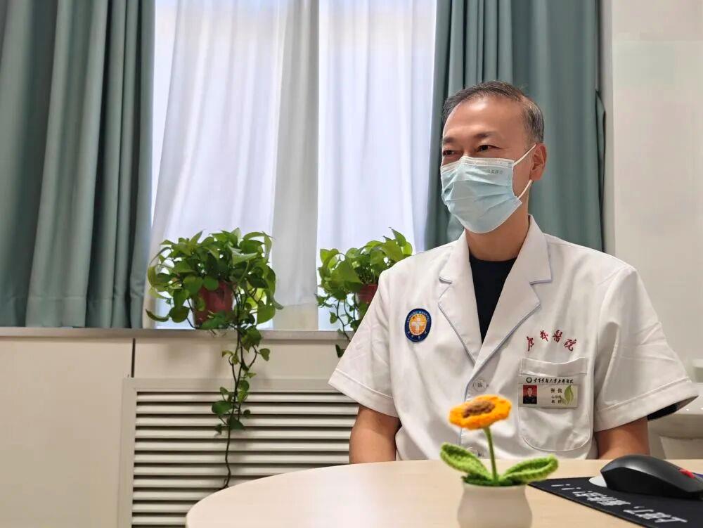 空军军医大学唐都医院神经内科心身门诊教授张侃在为患者问诊