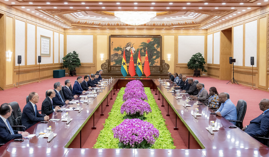   10月14日上午，国家主席习近平在北京人民大会堂会见来华出席全球妇女峰会的加纳总统马哈马。