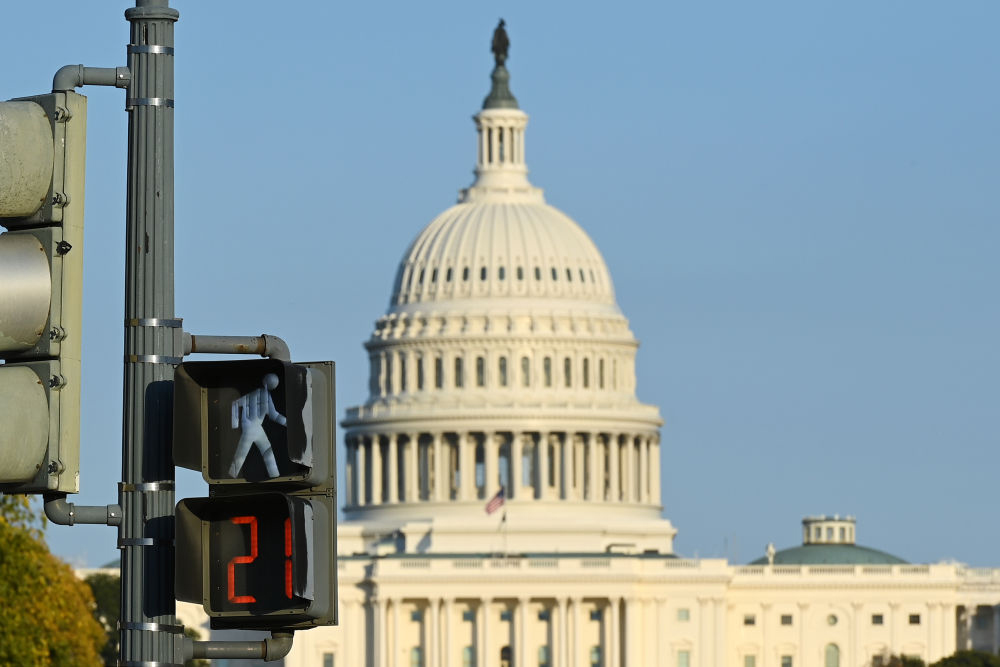 这是10月21日在美国华盛顿拍摄的国会大厦和交通信号灯。新华社记者李睿摄