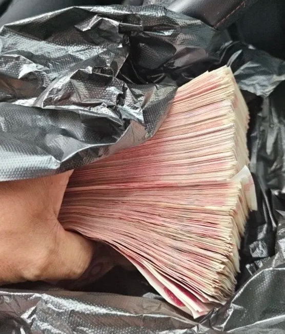 图为孔先生线下送钱。