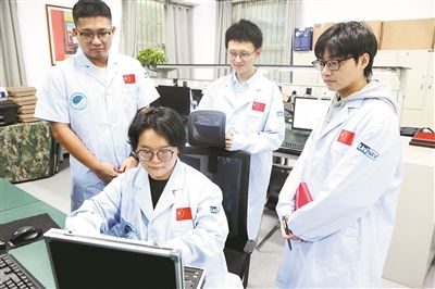 国防科技大学北斗团队成员正在讨论技术方案。  黄思锦摄