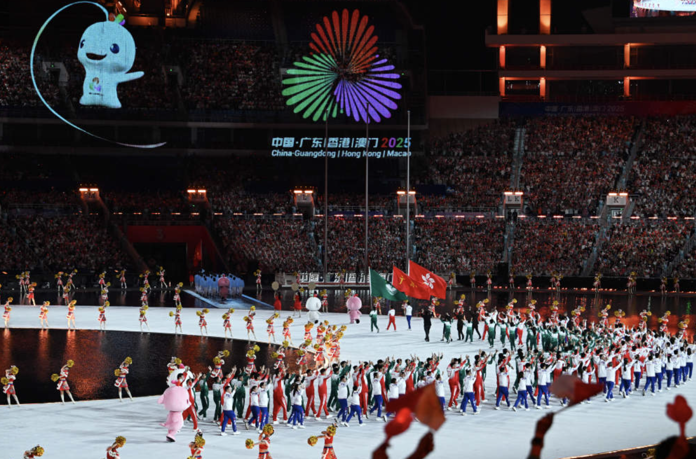 11月9日，广东省体育代表团、香港特别行政区体育代表团和澳门特别行政区体育代表团在入场仪式上共同入场。新华社记者 杨冠宇 摄