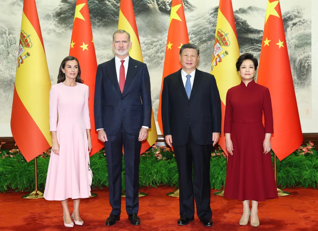 Chinese President Xi Jinping and his wife Peng Liyuan pose for a group photo with King Felipe VI of Spain and his wife Queen Letizia in Beijing, capital of China, Nov. 12, 2025. Xi met with King Felipe VI, who is on a state visit to China, at the Great Hall of the People in Beijing on Wednesday. (Xinhua/Huang Jingwen)