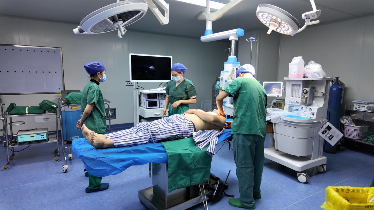 县人民医院与白芒营镇中心卫生院一起做手术（蓝玉春/摄）