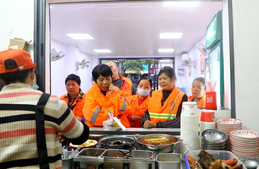 环卫工人在卤粉店享受冬日早餐（杨露/摄）