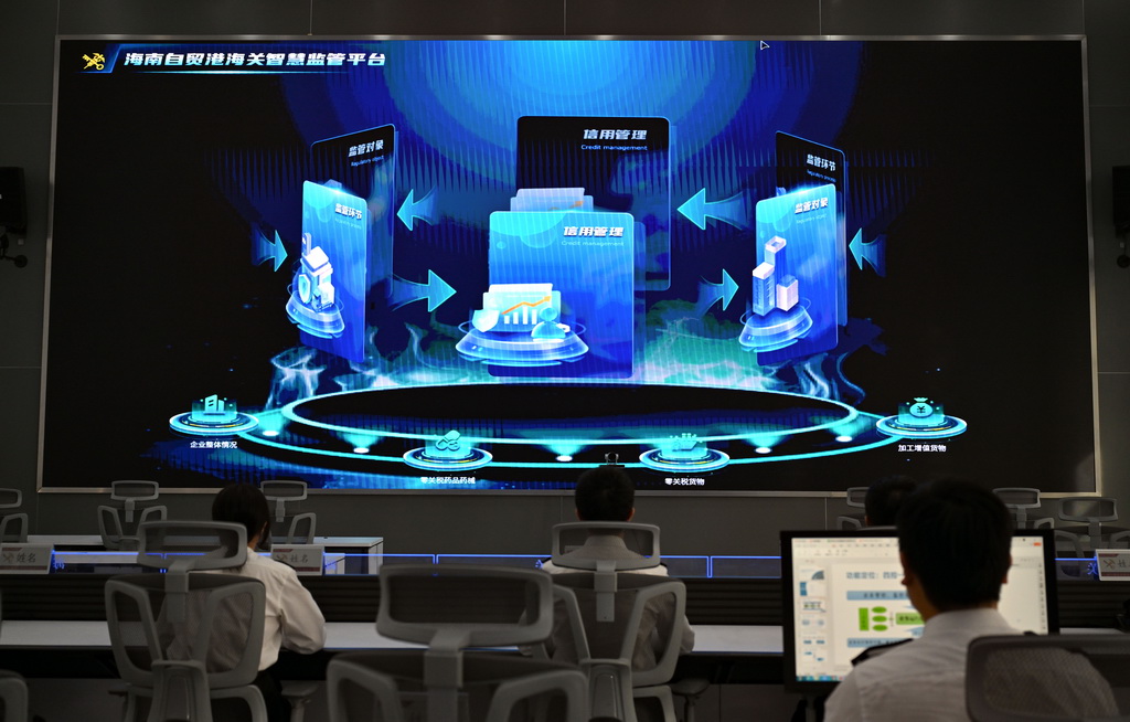 这是位于海口海关业务运行监控中心的海南自贸港海关智慧监管平台大屏幕(2025年11月27日摄)。新华社记者 郭程 摄