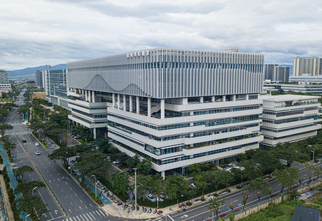 在海南三亚崖州湾科技城核心区域——南繁科技城拍摄的崖州湾实验室(无人机照片,2025年11月2日摄)。新华社记者 蒲晓旭 摄