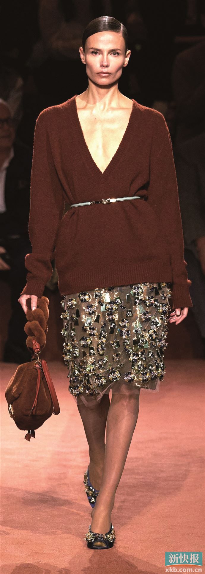 醇厚色系的针织毛衣搭配华丽重工的单品，轻易实现低调与张扬的平衡