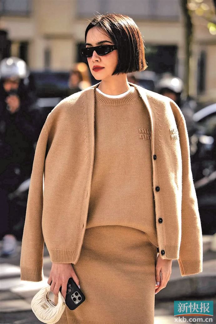 杏仁糖色针织毛衣单穿营造慵懒氛围，叠搭凸显造型层次，自然流露松弛腔调