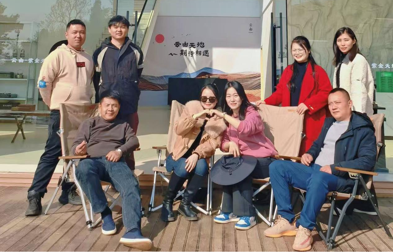 胡建娟（第一排右二）和运营团队合照