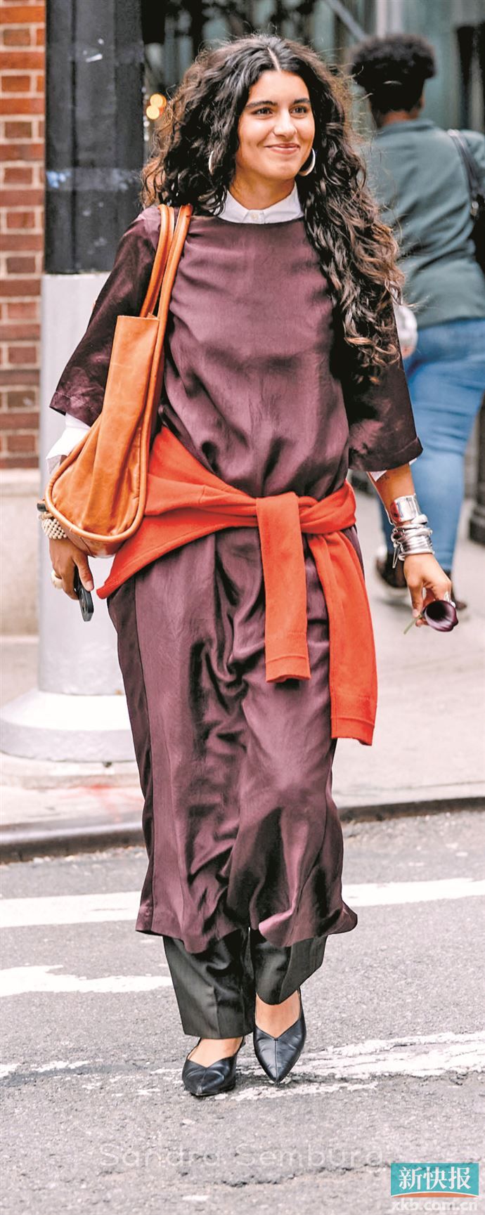 选颜色与内搭形成对比的腰间单品，在视觉上分割比例，为造型增添亮色。