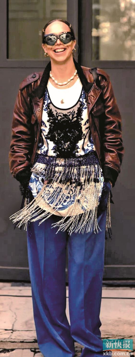 选择与整体造型相对比较协调的流苏颜色，以形成穿搭色彩上的呼应。