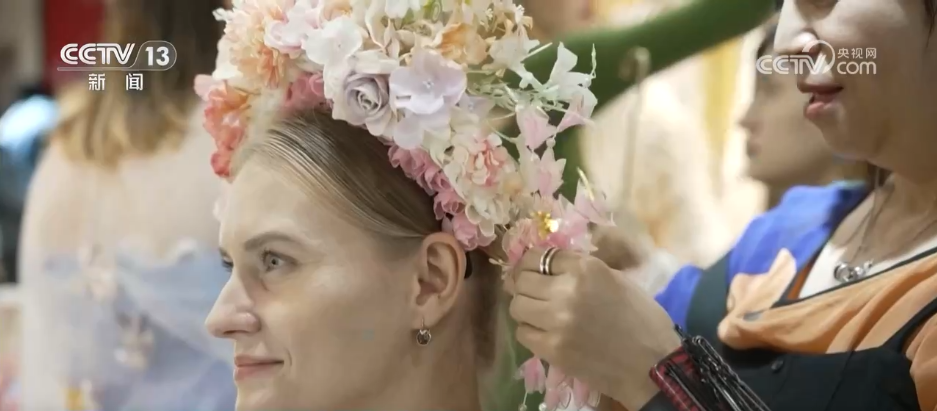 冰雪狂欢、古镇漫游……外国游客解锁中国游新玩法 新年入境游迎“开门红”